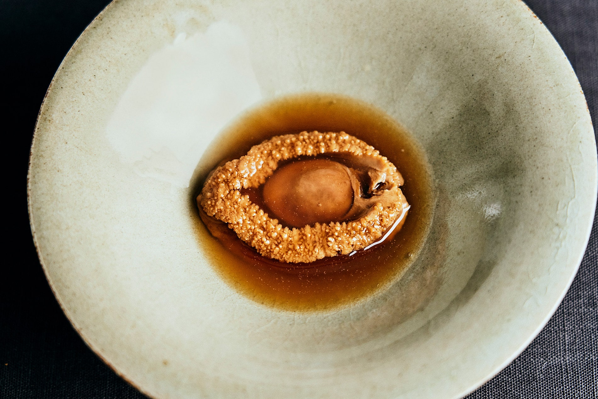 東京港区白金台にある篠原裕幸がオーナーシェフを務める中国料理ShinoiS(シノワ)の吉浜産の鮑を水だけで仕込む真味干鮑